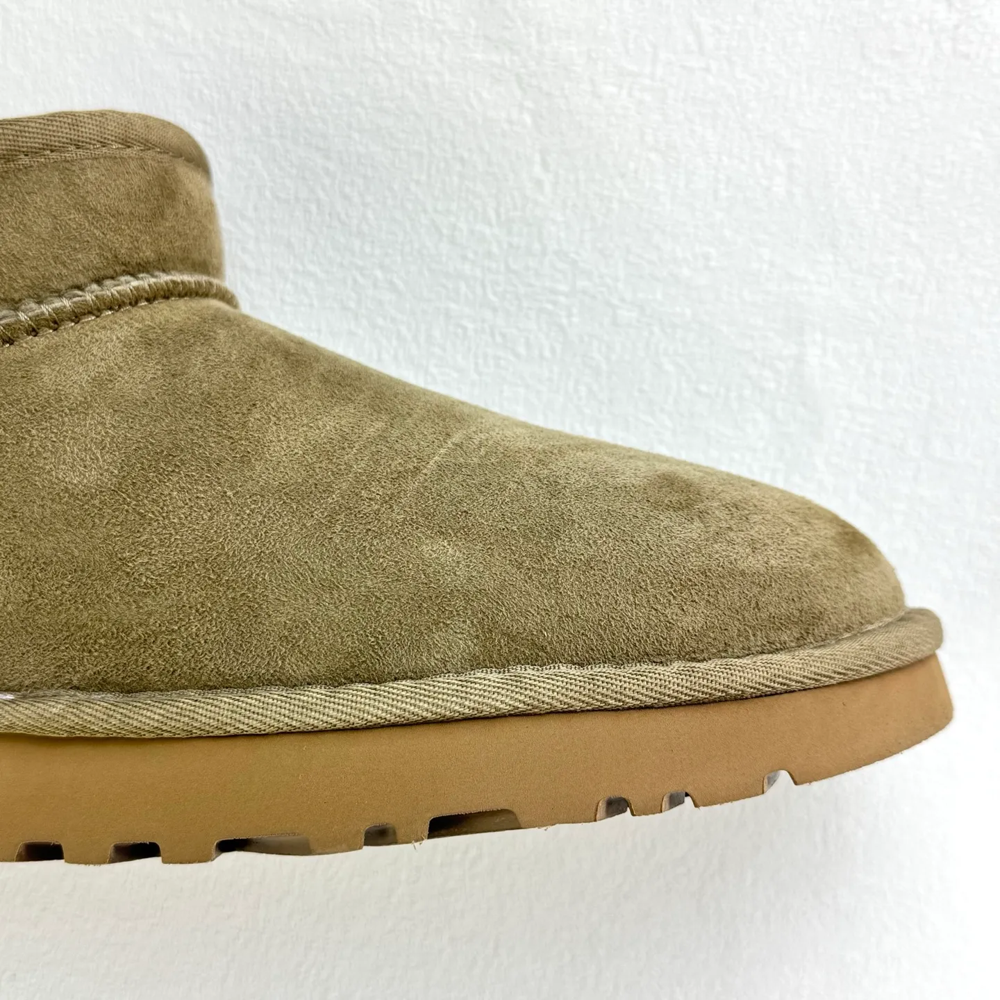 💰380 1116109 UGG Classic Ultra Mini Same style as Zhou Dongyu and Wang Yibo Thin-soled short snow boots Xiaohongshu hot style Wool one-piece mini boots Premium suede upper Delicate feel Wool lining Comfortable and skin-friendly Warm and comfortable so you are not afraid of cold weather Wear-resistant one-piece foam shoe cover EVA soft elastic thick sole Heightening outsole Purchasing level Essential winter snow boots Size: 35 36 37 38 39 40 41 42 43 44 45